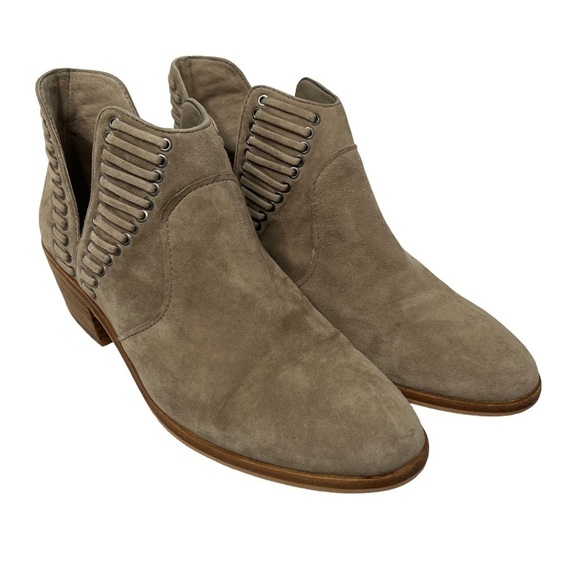 VINCE CAMUTO Prism 2 V-Cut Leather Suede Ankle Booties Moto Western Women 7M - Picture 1 of 16